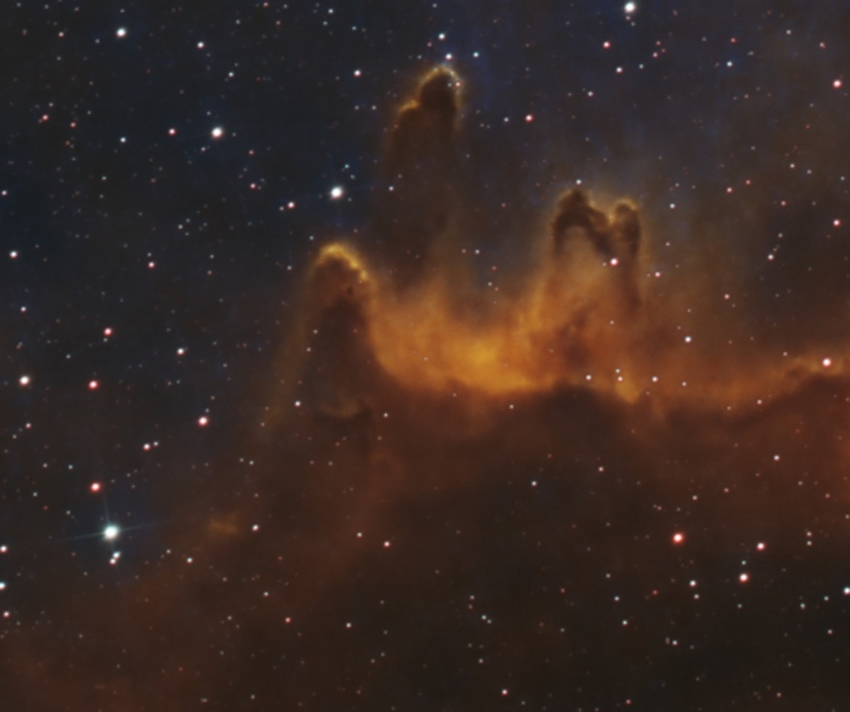 Les colonnes de poussière (« doigts ») sculptées et érodées par le rayonnement des jeunes étoiles massives de l'Âme.