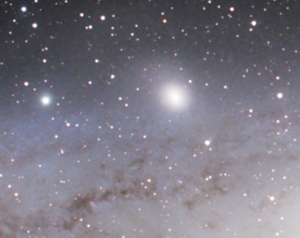 M32 : une galaxie elliptique naine, satellite compacte d'Andromède, posée tout contre le disque.