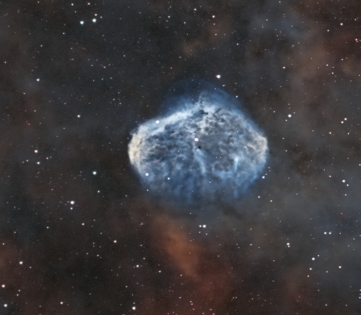 La nébuleuse du Croissant (NGC 6888) : une coquille de gaz soufflée par une étoile Wolf-Rayet en fin de vie.