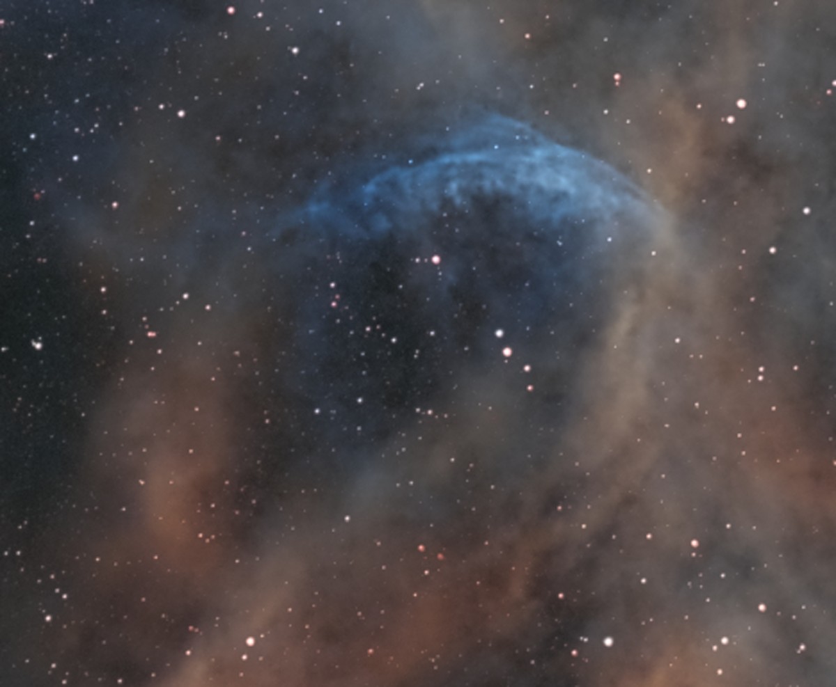 La bulle de WR-134 : un arc de gaz ionisé sculpté par le vent d'une étoile Wolf-Rayet qui brille comme 400 000 soleils.