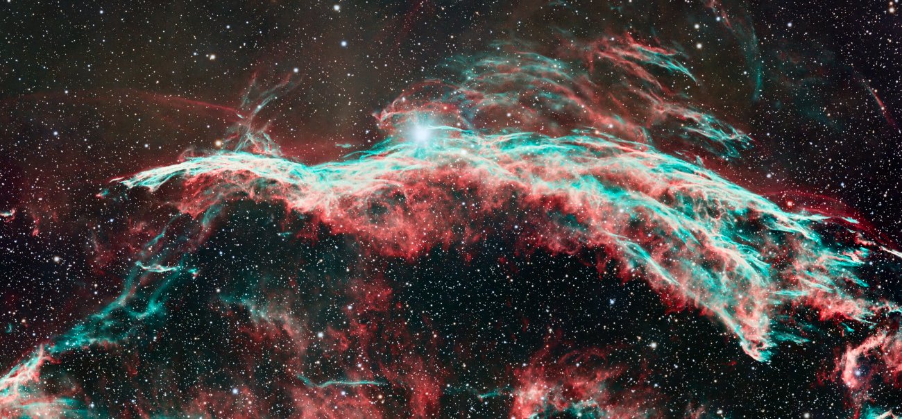 Le Balai de la Sorcière (NGC 6960), la Dentelle occidentale : ses filaments balaient le champ devant l'étoile brillante 52 Cygni.