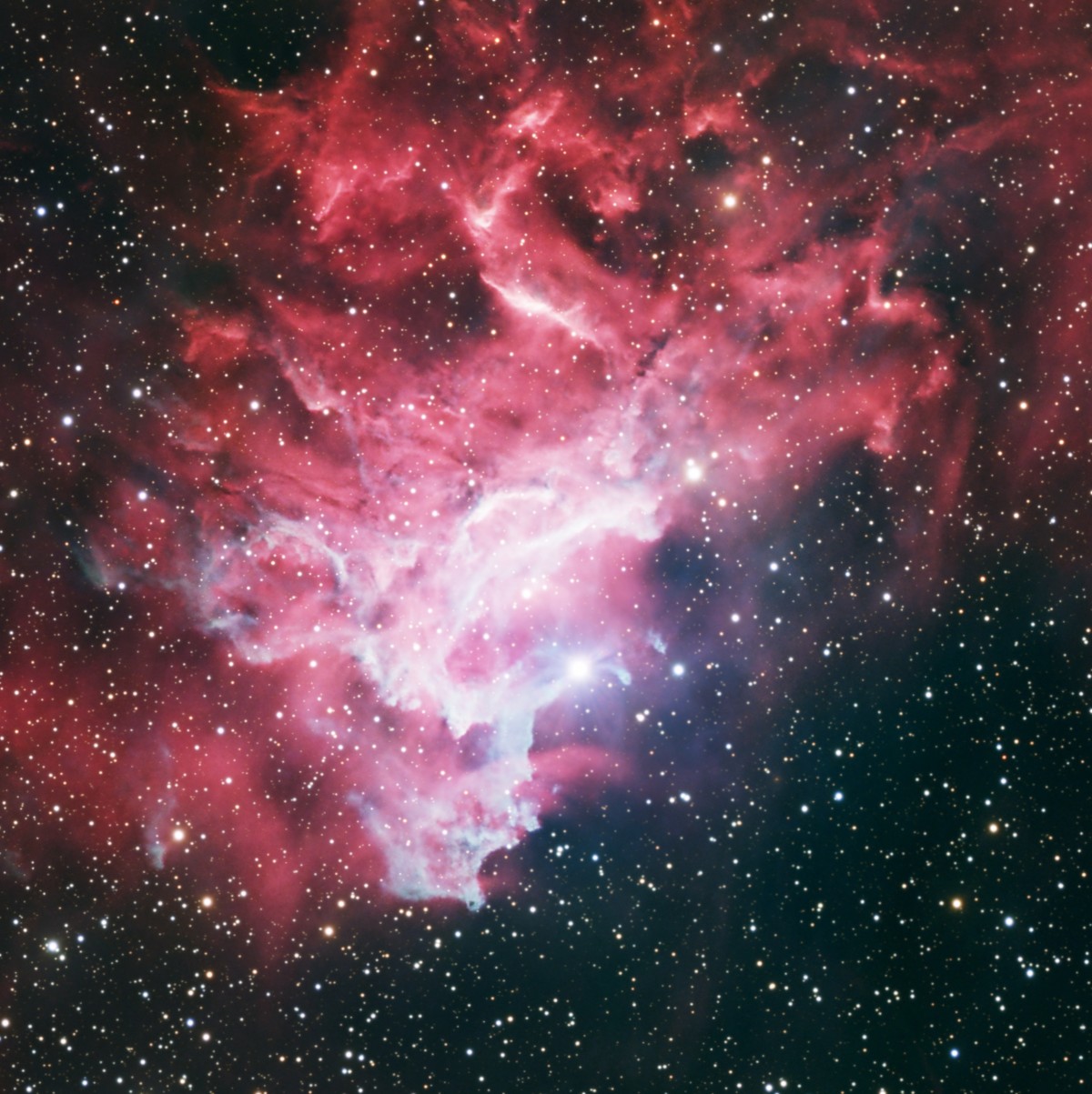 AE Aurigae, l'étoile fugitive : sa lumière bleue se reflète dans la poussière tandis que son rayonnement embrase l'hydrogène alentour, d'où le surnom d'Étoile Flamboyante.