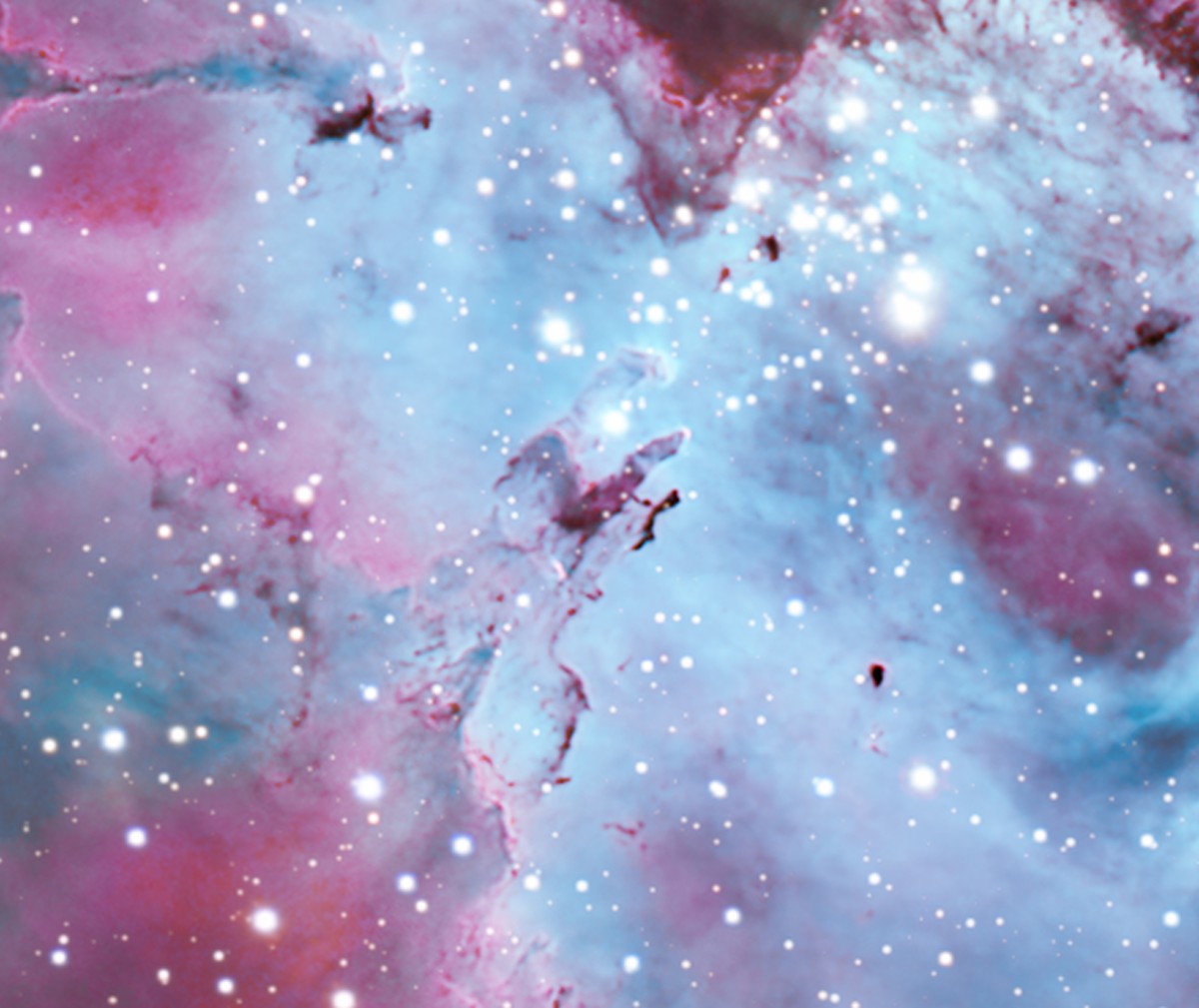 Les Piliers de la création (et, en haut à gauche, la Flèche stellaire) : des colonnes de gaz dense qui abritent des étoiles en formation, sculptées par le rayonnement de l'amas.