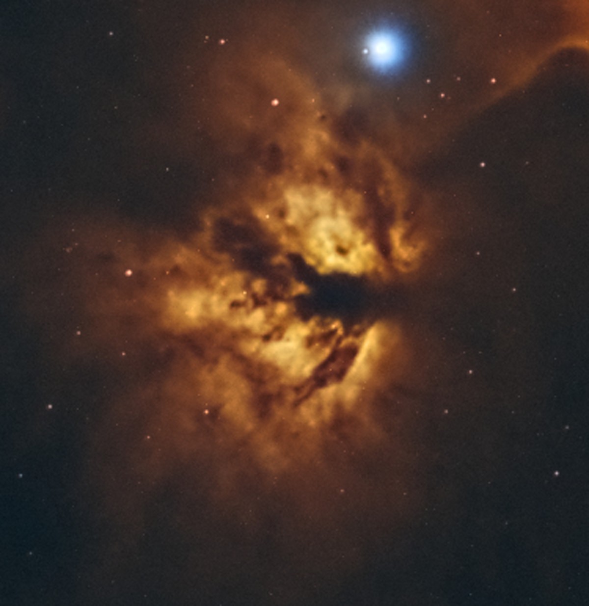 La nébuleuse de la Flamme (NGC 2024) : ses voies de poussière sombre découpent le gaz ionisé par Alnitak, l'étoile bleue de la ceinture d'Orion.