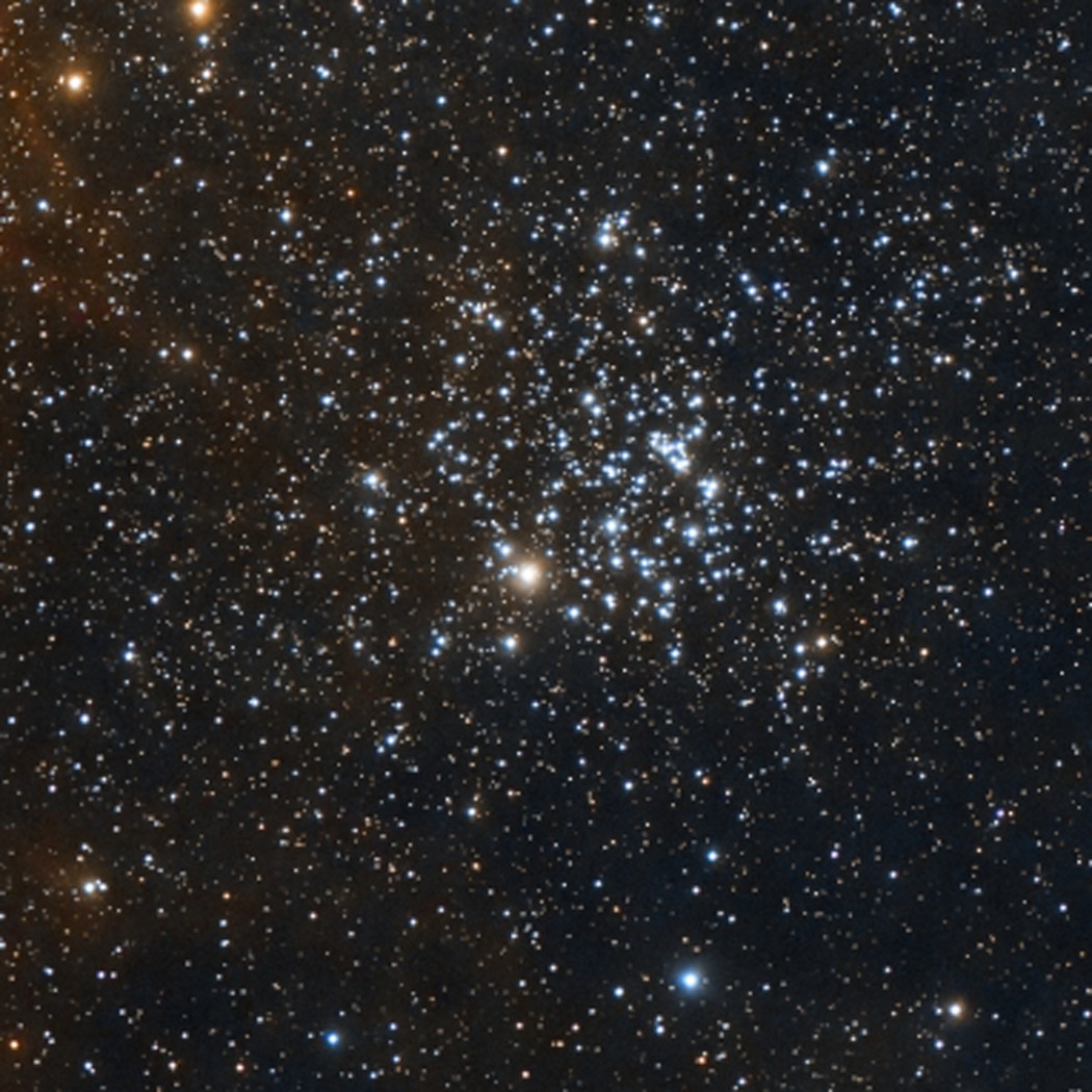 M52 : un riche amas ouvert de plusieurs centaines de jeunes étoiles, marqué par une brillante étoile orangée à son bord.