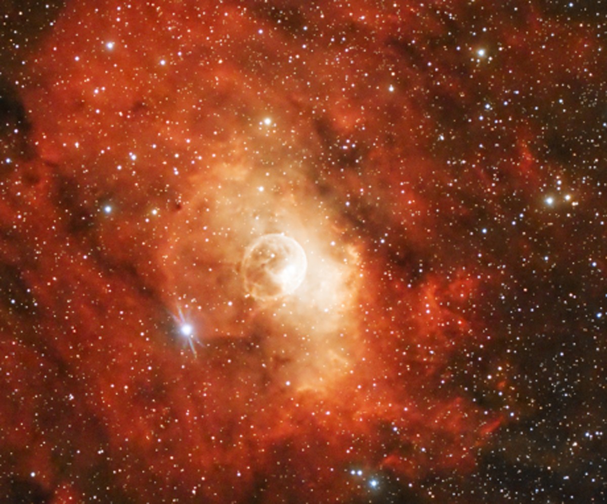 NGC 7635, la Bulle : une coquille de gaz de près de 7 années-lumière, soufflée par le vent d'une étoile massive nichée en son centre.